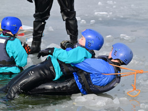 Poprvé oblékli neopren a vrhli se do ledové vody, středoškoláci se učili záchranu tonoucího