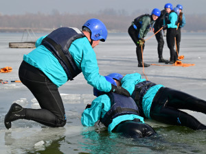 Poprvé oblékli neopren a vrhli se do ledové vody, středoškoláci se učili záchranu tonoucího