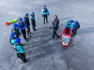 Poprvé oblékli neopren a vrhli se do ledové vody, středoškoláci se učili záchranu tonoucího