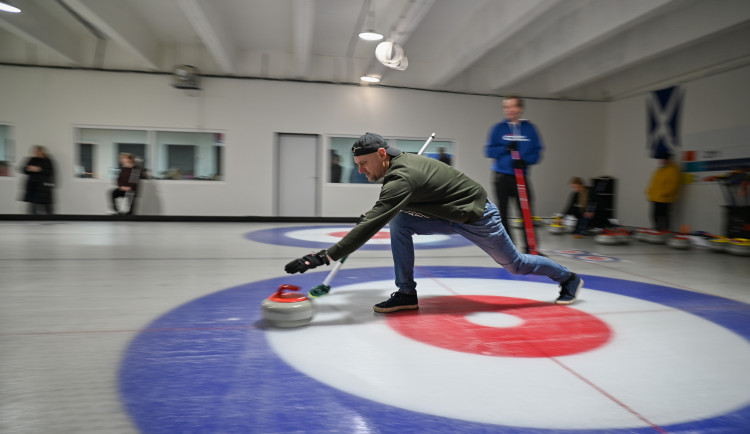 Curling v Ostravě neobyčejně táhne. Meťte! Meťte! Meťte!