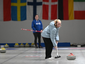 Curling v Ostravě neobyčejně táhne. Meťte! Meťte! Meťte!