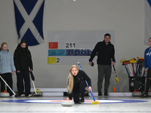 Curling v Ostravě neobyčejně táhne. Meťte! Meťte! Meťte!