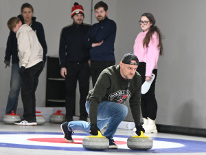 Curling v Ostravě neobyčejně táhne. Meťte! Meťte! Meťte!