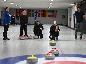 Curling v Ostravě neobyčejně táhne. Meťte! Meťte! Meťte!