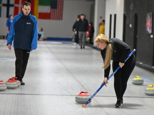Curling v Ostravě neobyčejně táhne. Meťte! Meťte! Meťte!