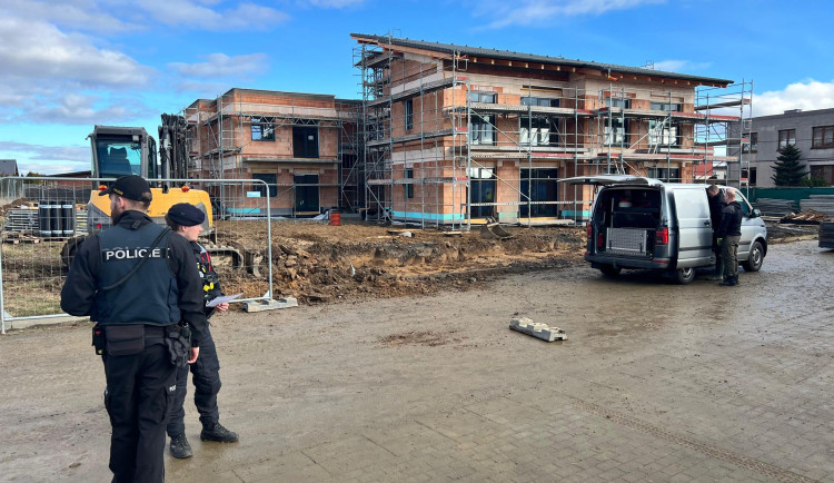 Dělníci při výkopu narazili na nevybuchlou sovětskou leteckou pumu