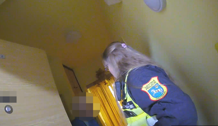 Městská policie okamžitě vyjížděla k bytu seniorky v ohrožení