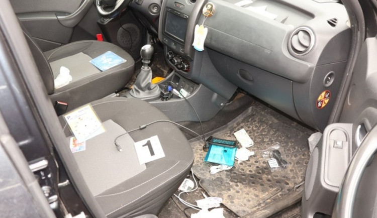 Vykrádal domy i auta, před policií se pak marně skrýval v křoví s kradeným kolem