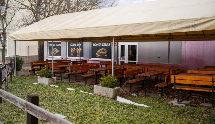 Občerstvení poblíž 5. ZŠ, u kterého se automat nacházel