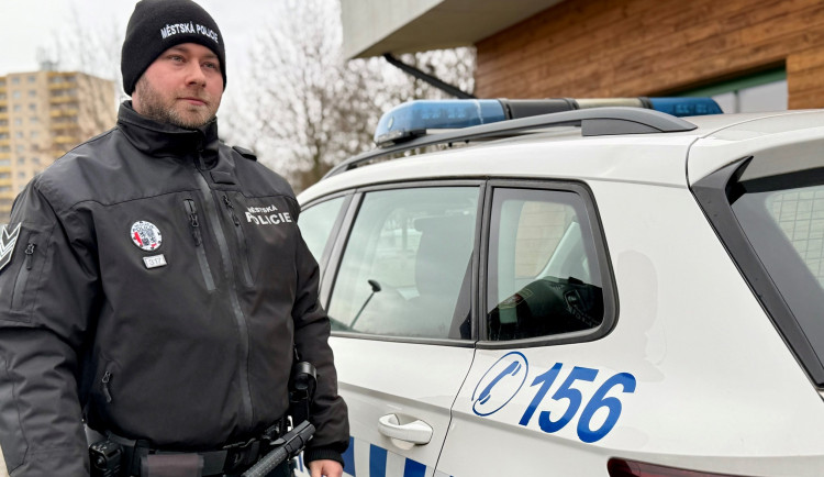 Hradec koupí strážníkům posily na čtyřech kolech, utratí miliony