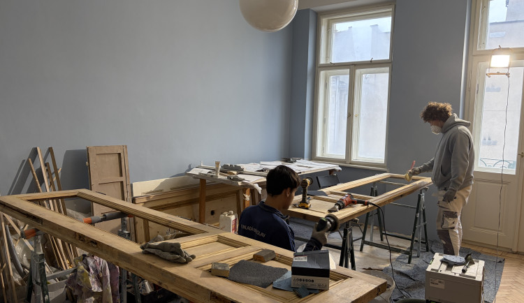 Studenti restaurátorství vrací život Herdanovu bytu, který pamatuje zlatou éru Brna