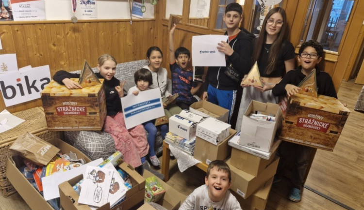 Jihomoravští záchranáři obdarovali dětské domovy, předali dárky a šek na sto tisíc