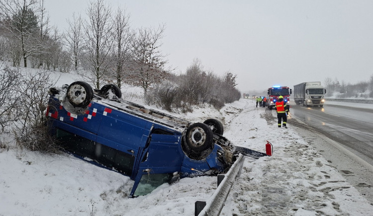 Zpoždění MHD v Olomouci i havárie na D1. Sníh ráno ochromil dopravu