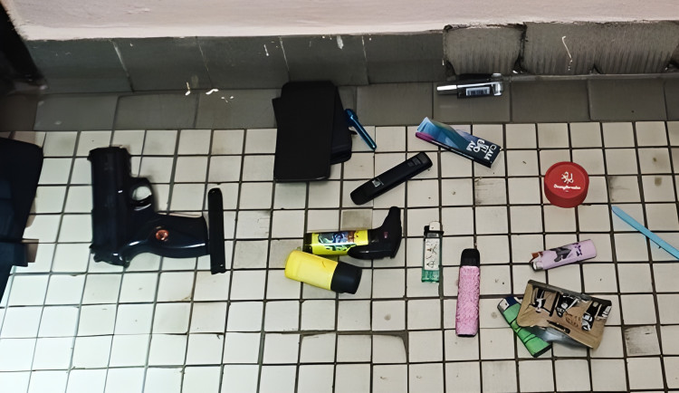 Muž s pistolí v ruce v noci zalarmoval hradecké strážníky