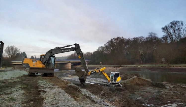 Hasiči čistí přehradu Těrlicko od dřeva po povodni. Kmeny ohrožují bezpečný provoz