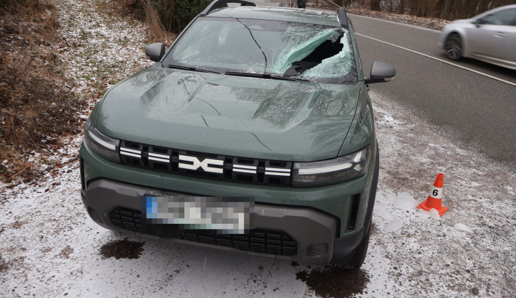 Z kamionu u Dvora Králové odlétl ledový projektil, trefil projíždějící Dacii, řidič se podruhé narodil