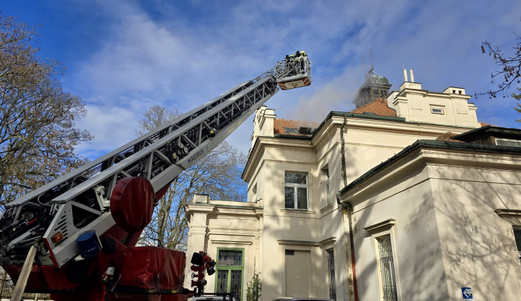 Hasiči zasahovali u požáru v Psychiatrické nemocnici Bohnice, evakuováno bylo 16 osob