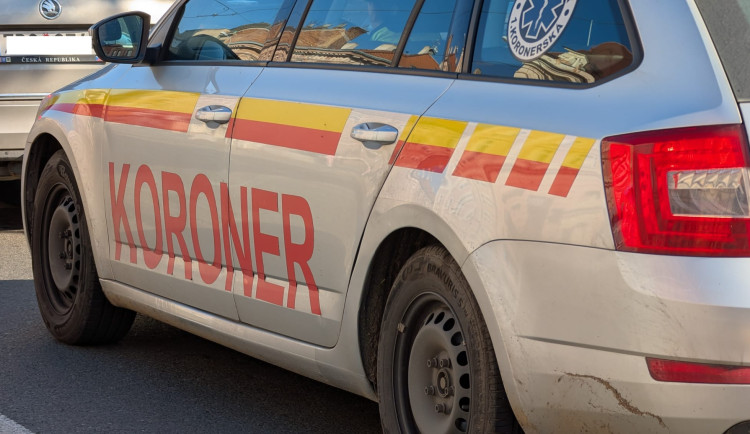 Agresivní muž s psychickými problémy vyskočil z okna. V péči záchranářů skončil i policista