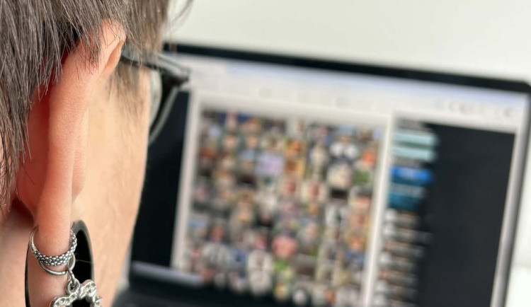 Z výpovědí nezletilých obětí mrazí. Na populární gay seznamce loví desítky predátorů