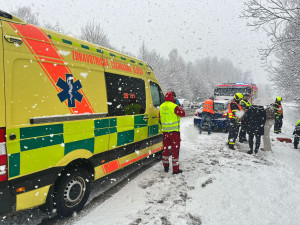 Dvaadvacet zraněných během jediného odpoledne. Sníh ochromil dopravu v kraji