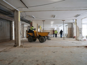 Voda ve výšce jednoho metru. Základní škola v Krnově zahájila rekonstrukci po povodni