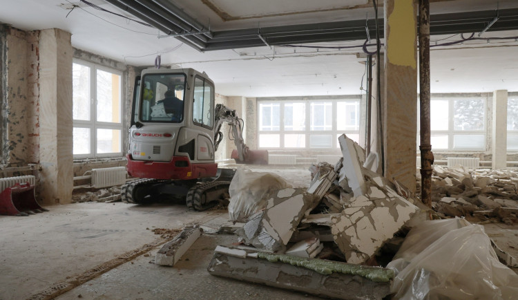 Voda ve výšce jednoho metru. Základní škola v Krnově zahájila rekonstrukci po povodni