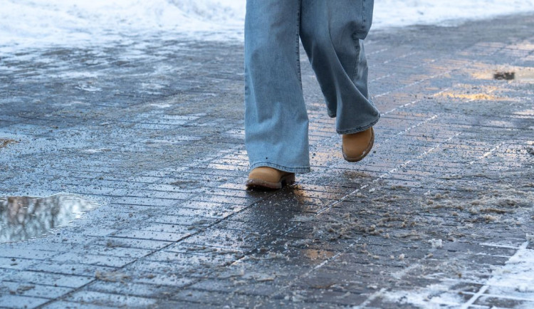 O víkendu dorazí déšť a hrozí ledovka, příští týden skoro jaro