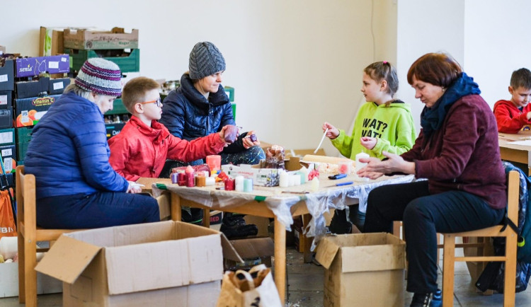 TIP NA VÍKEND: Lidé se mohou v Olomouci zapojit do pomoci Ukrajině výrobou zákopových svíček