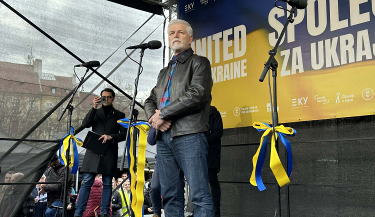 Staroměstské náměstí stojí za Ukrajinou. Shromáždění zahájil prezident Pavel