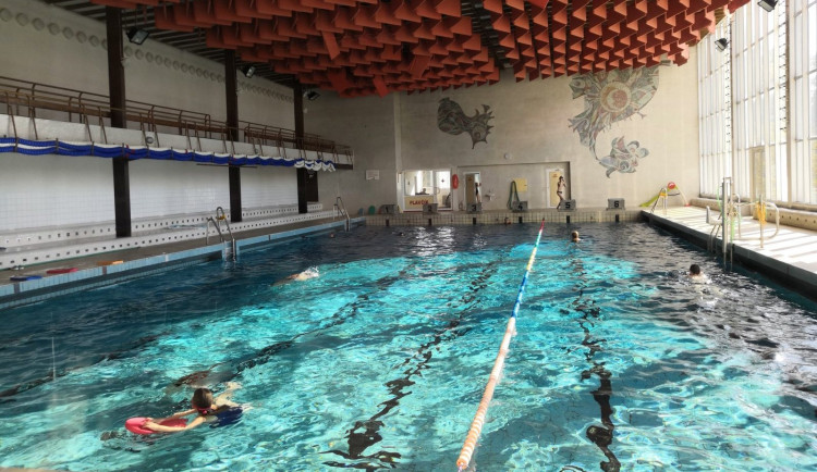 Krnov zvažuje pořízení provizorního krytého bazénu, stávající je uzavřený