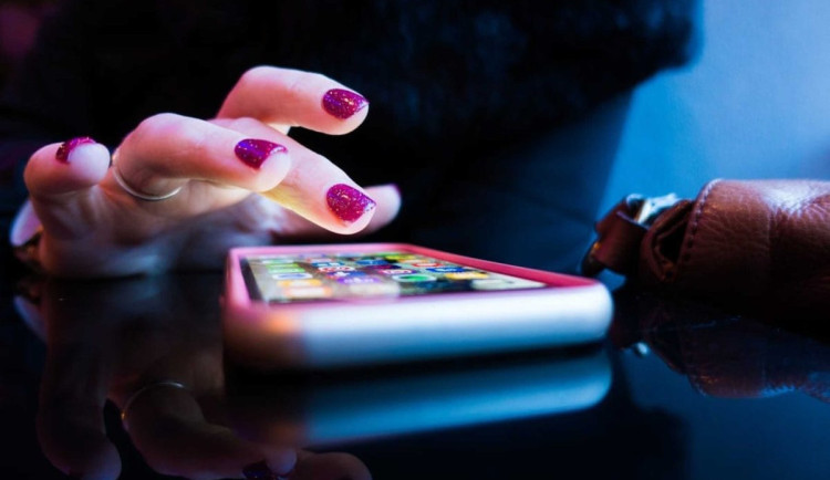 Zákaz mobilů ve školách nevede k lepším známkám, zjistili vědci z Brna