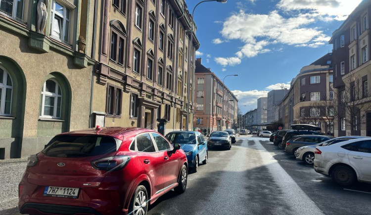 Parkování v Hradci Králové čeká nová éra, řidiči se vyjádřili