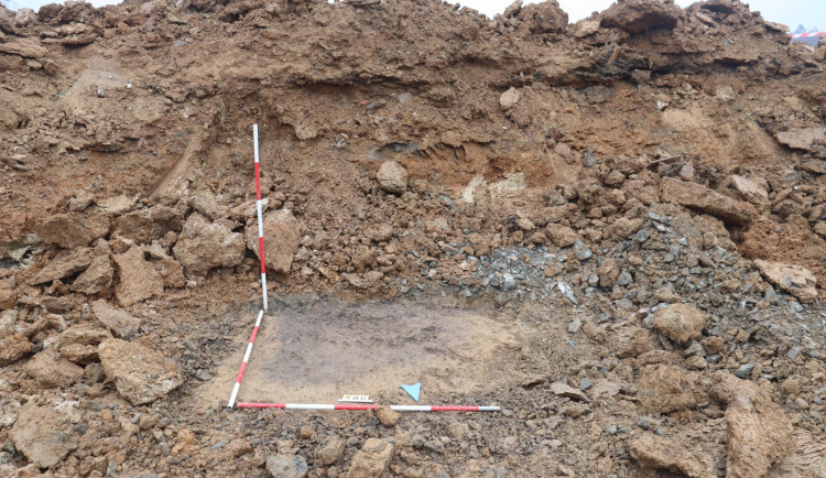 Při stavbě tramvajové trati na Kamechy našli archeologové pravěkou jámu