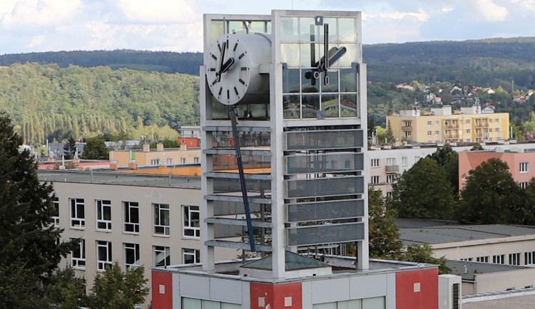 Dominanta oceňované radnice je mimo provoz, hodinám praskl řemen