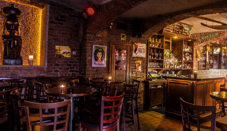 Z benefice pro útulky se stalo cvičiště pro lovce žen. Namlouvat si měli influencerky