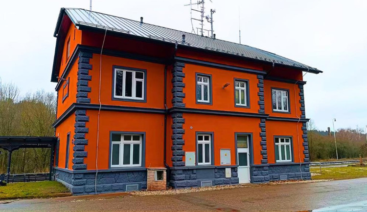 Kritizované oranžové nádraží v Pacově projde úpravami. Správa železnic uznala chybu