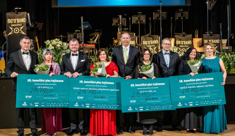 Benefiční ples hejtmana podpořil dobrou věc, mezi čtyři organizace rozdělí kraj 863 tisíc