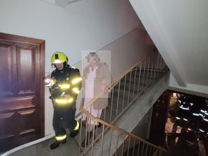 FOTO: Půlnoční požár v Budišově. Hasiči zachránili šest lidí, dva byty neobyvatelné
