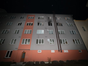 FOTO: Půlnoční požár v Budišově. Hasiči zachránili šest lidí, dva byty neobyvatelné