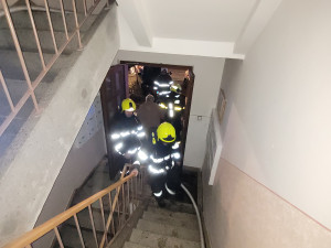 FOTO: Půlnoční požár v Budišově. Hasiči zachránili šest lidí, dva byty neobyvatelné
