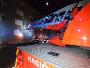 FOTO: Půlnoční požár v Budišově. Hasiči zachránili šest lidí, dva byty neobyvatelné