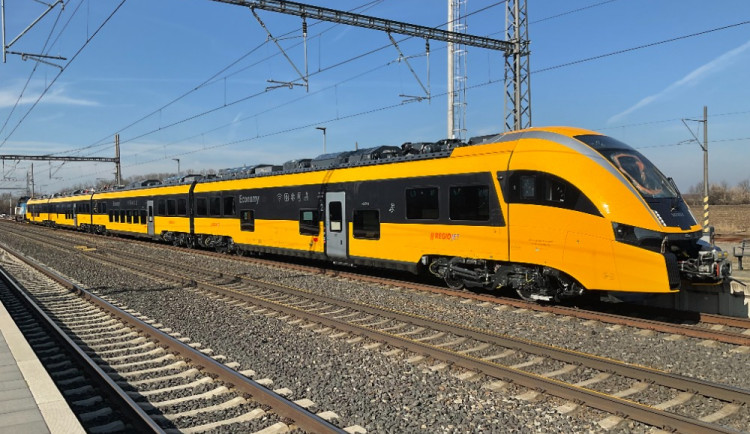 FOTO: Žluté vlaky propojí Jihlavu s Prahou, první už je na zkušební dráze