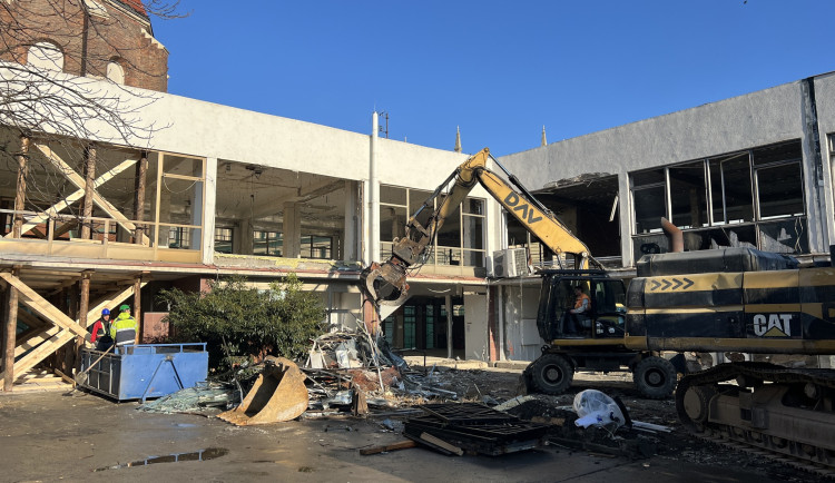 V Opavě dnes začala demolice chátrající Slezanky