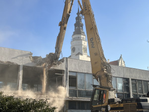 V Opavě dnes začala demolice chátrající Slezanky