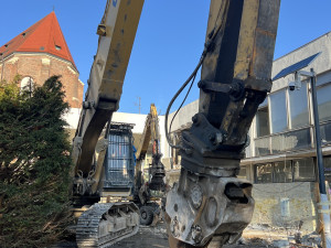 V Opavě dnes začala demolice chátrající Slezanky