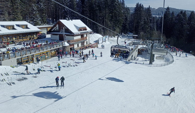 Jaro dole, zima nahoře. Hory hlásí hlavně po ránu manšestr jak z katalogu