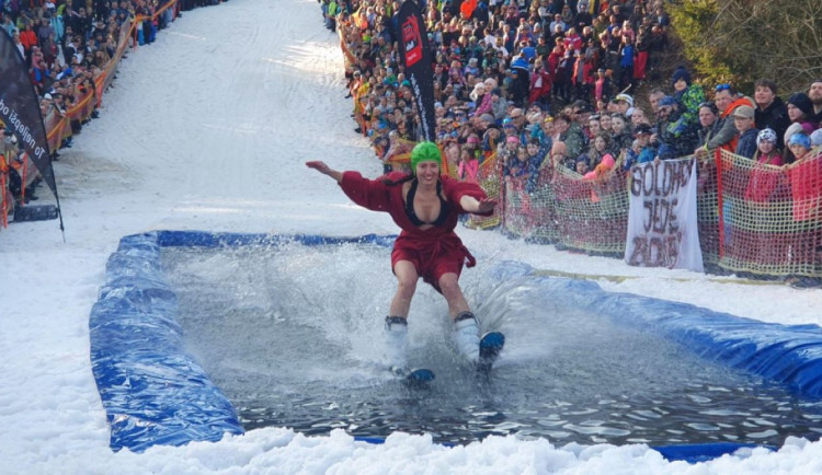 Legendární šumavská Jízda přes louži je drsná show jen pro odvážné lyžaře