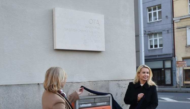 Ostrava uctila památku Oty Filipa. Na Nové radnici má novou pamětní desku.