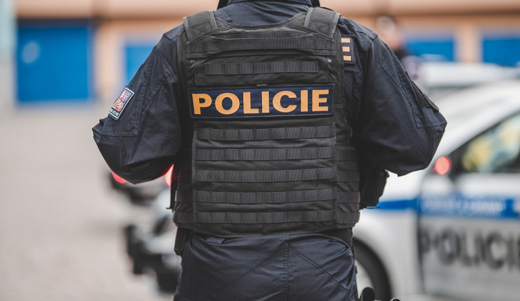 Policista, kterého střelec minulý týden zranil v Havířově, je dál v péči lékařů