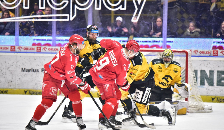 Třinec drží naději na čtvrtfinále, 1000. vítězství v lize si zapsal v Litvínově.